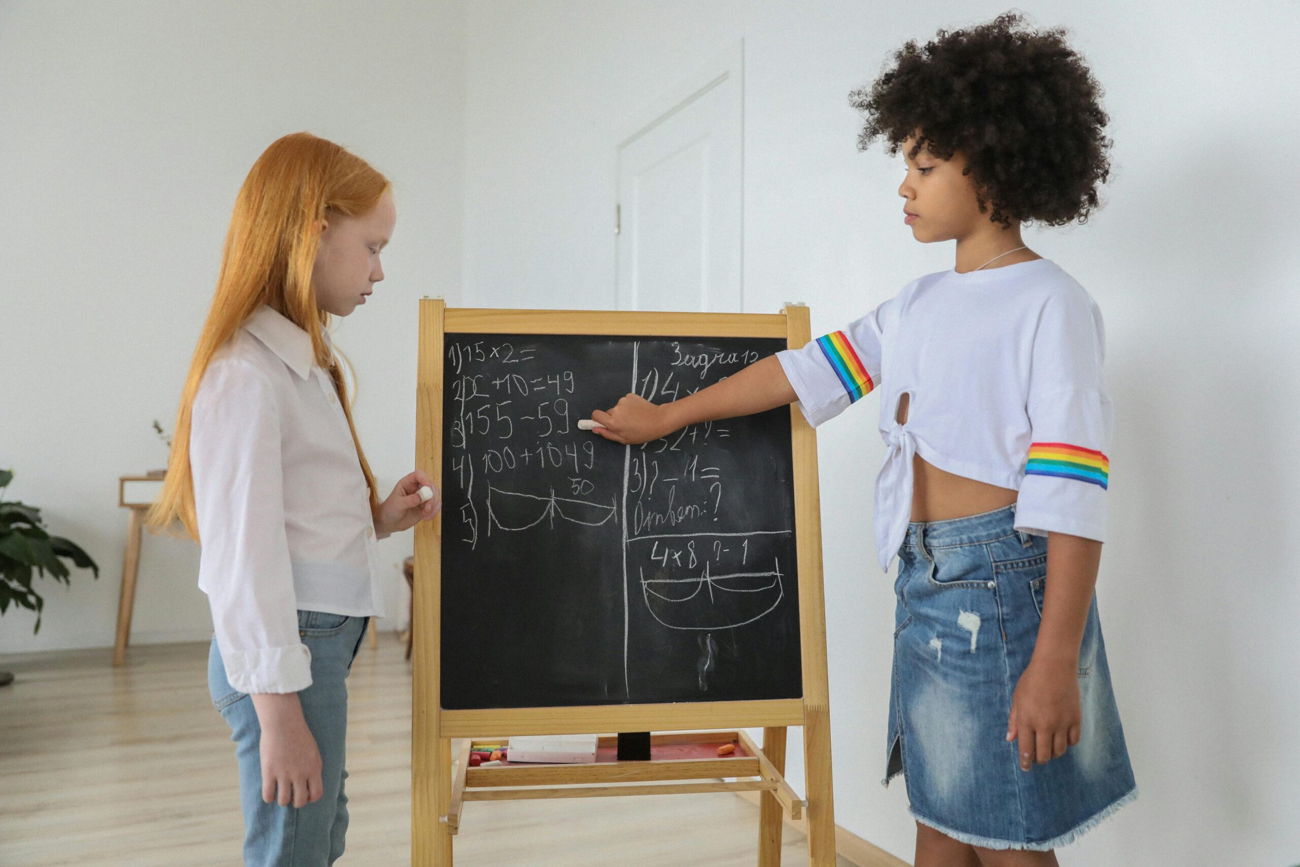 Kinderen schrijven op krijtbord. De Drie Belangrijkste Leasevormen: Wat Past het Beste bij Jouw Behoeften?