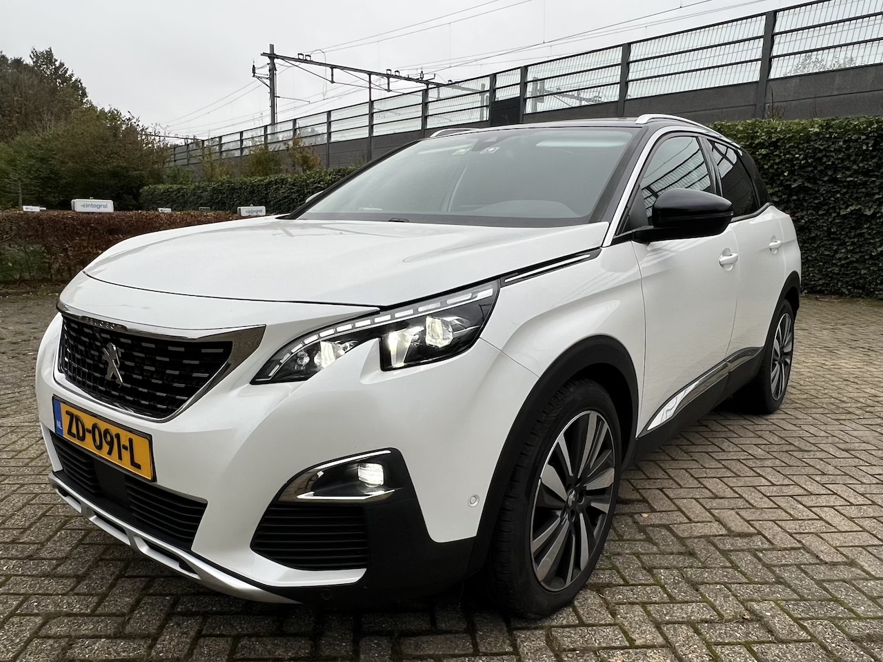 Primary Image peugeot and 3008